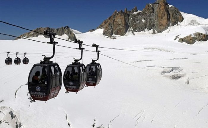 Dozens stuck overnight in cable cars on Mont Blanc 